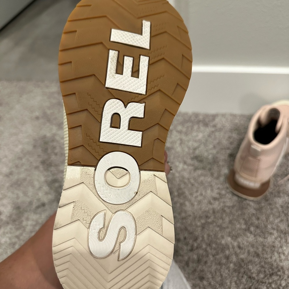 Cream boots with laces and white stripes